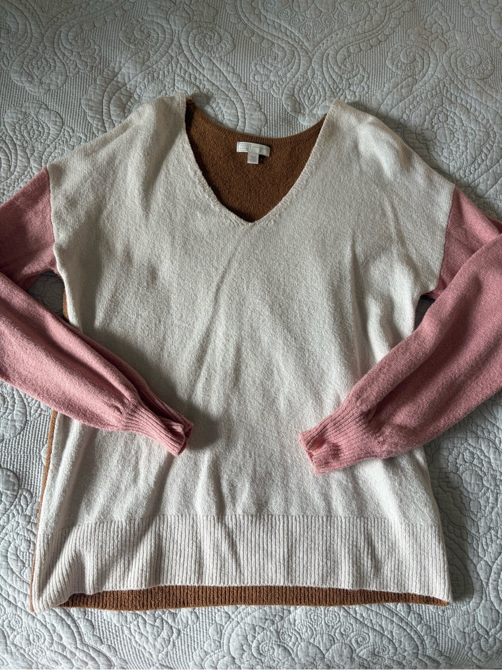 14th & Union Cream V-Neck Sweater with Pink Sleeves Color Block